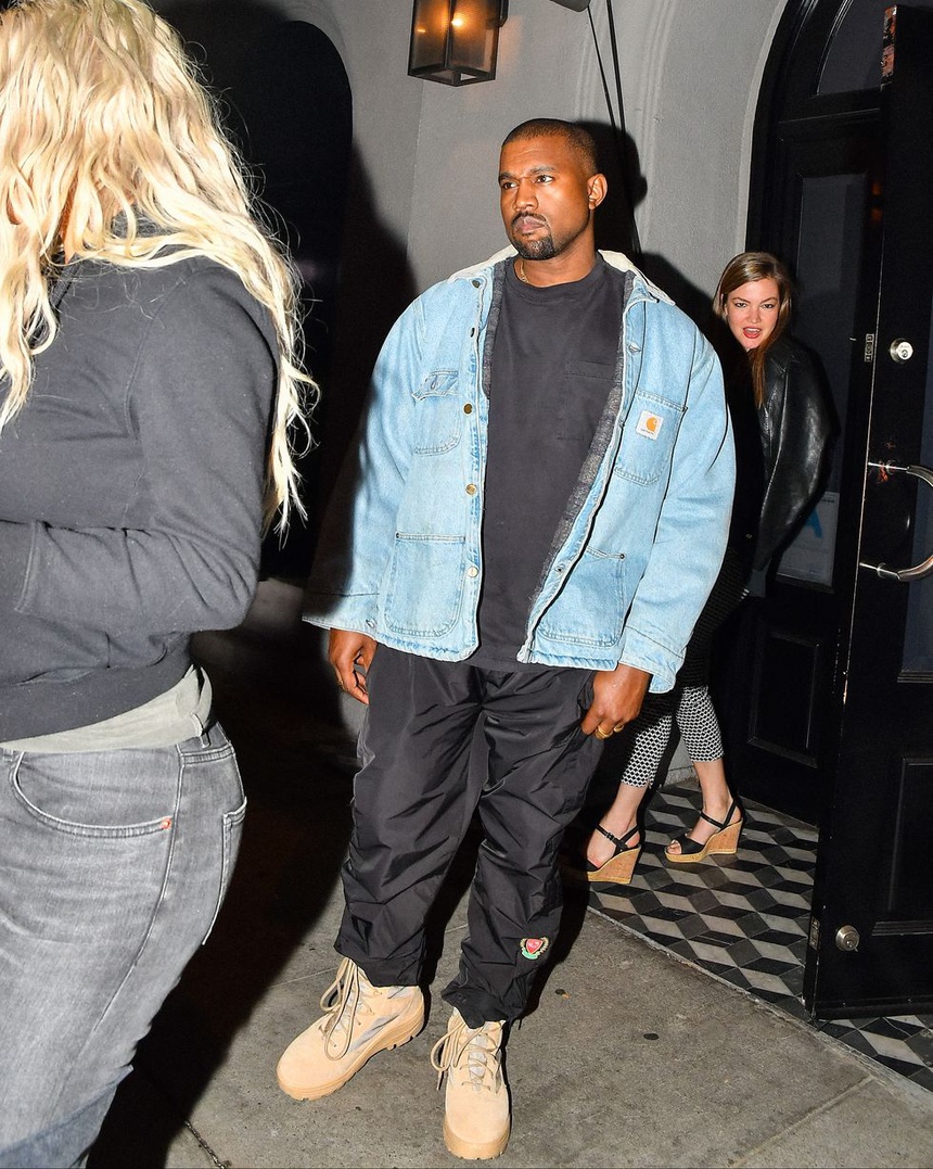 Kanye West trông thời thượng trong bộ đồ bảo hộ lao động. Ảnh: Gearpatrol.